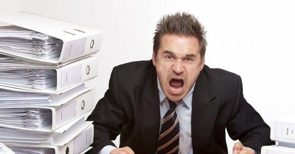 недовольный сотрудник