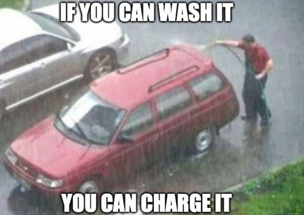 моет машину