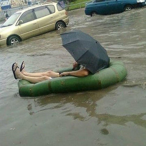 смешная резиновая лодка