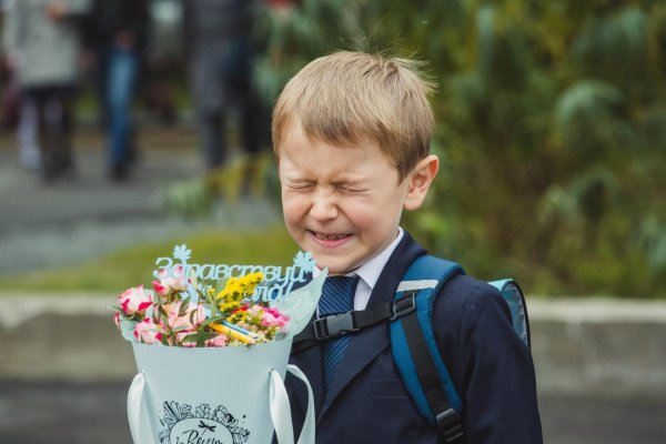 школьник с цветами
