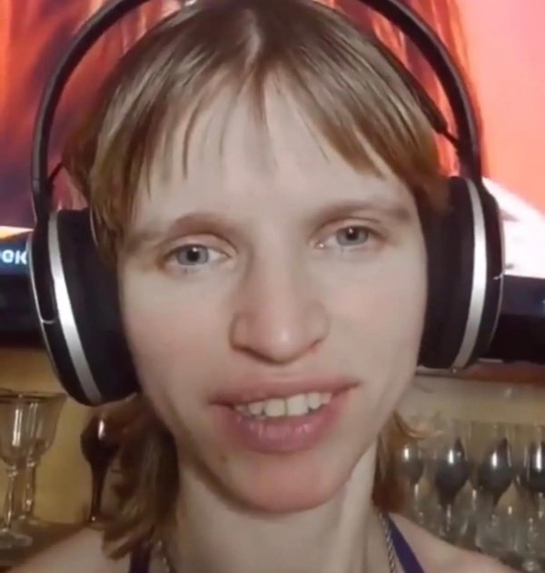 стремная девушка