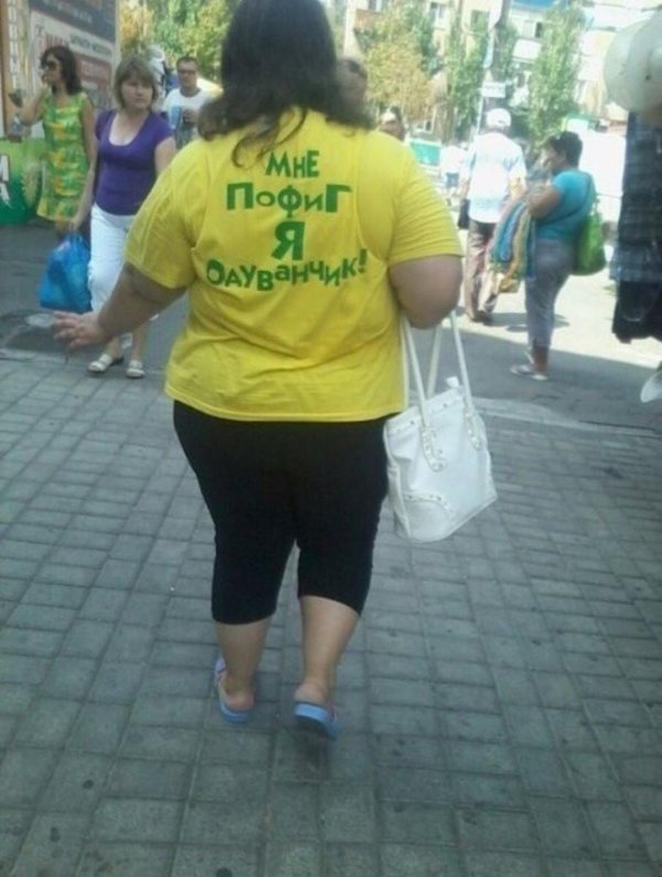 надписи на футболках