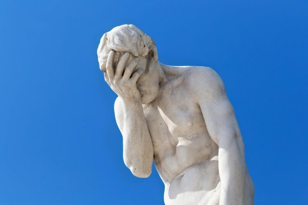 скорчившийся мальчик микеланджело