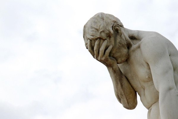 задумчивая статуя