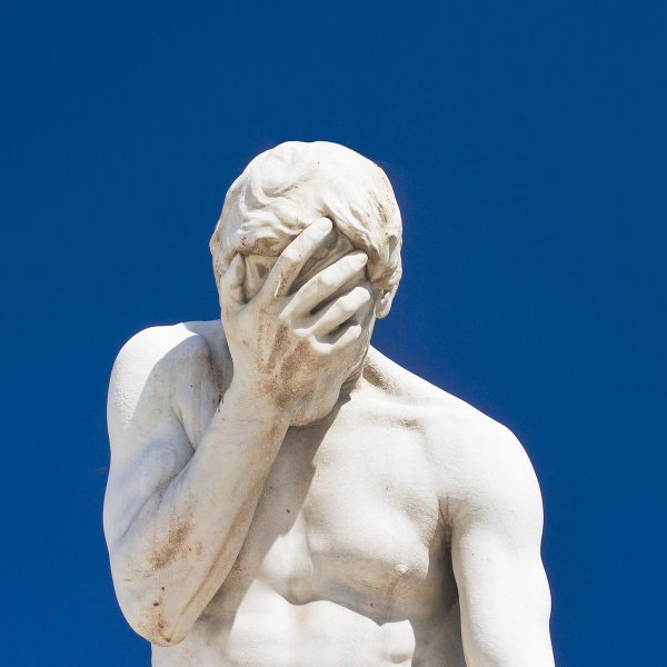 статуя мыслитель с рукой