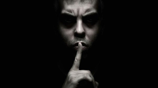 мрачный мужчина