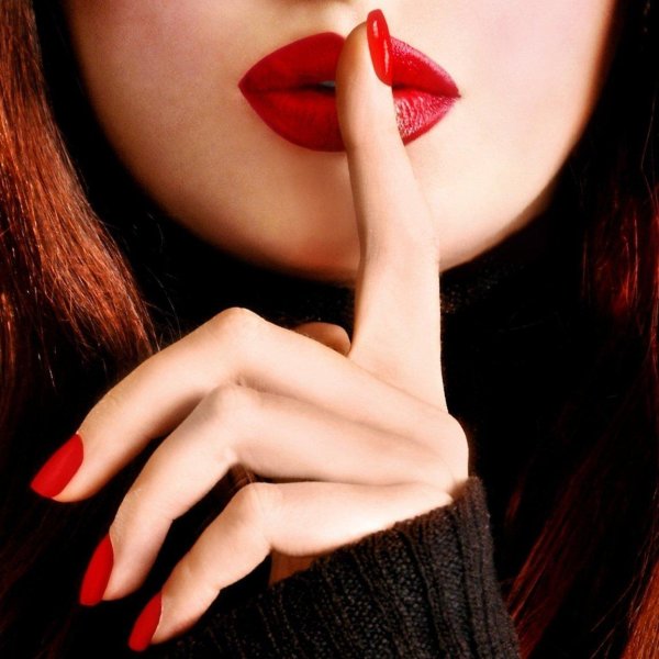 девушка приложила палец к губам