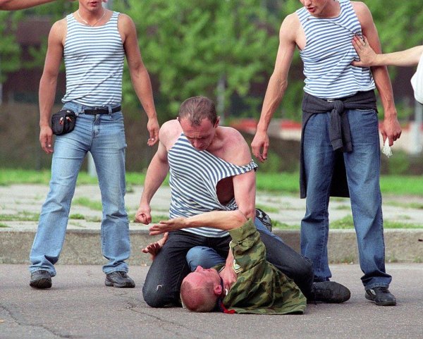 поза думающего десантника