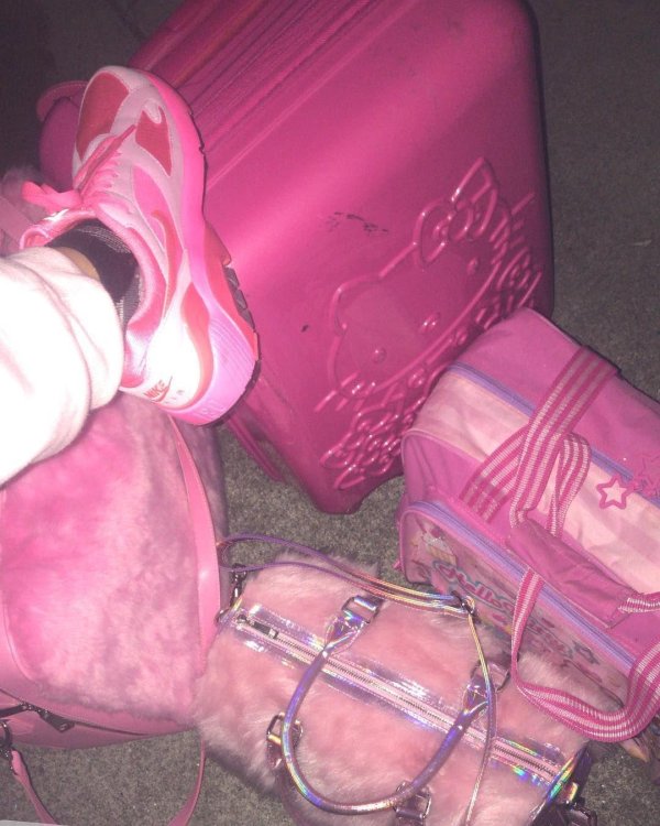 чемодан розовый