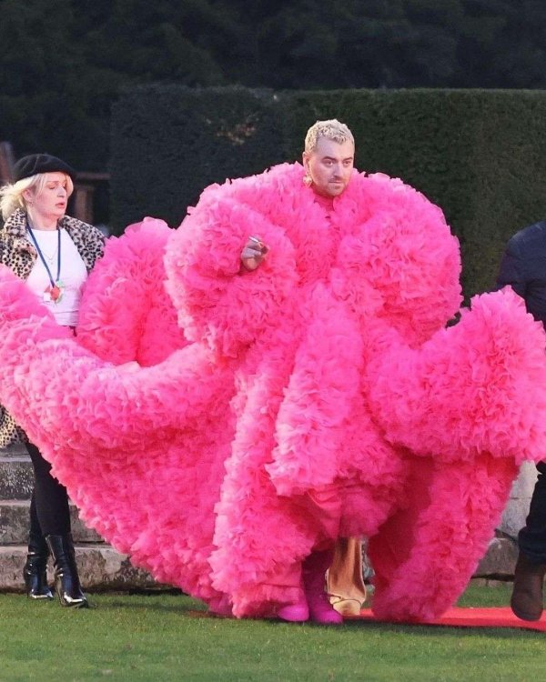 мужчина в розовом