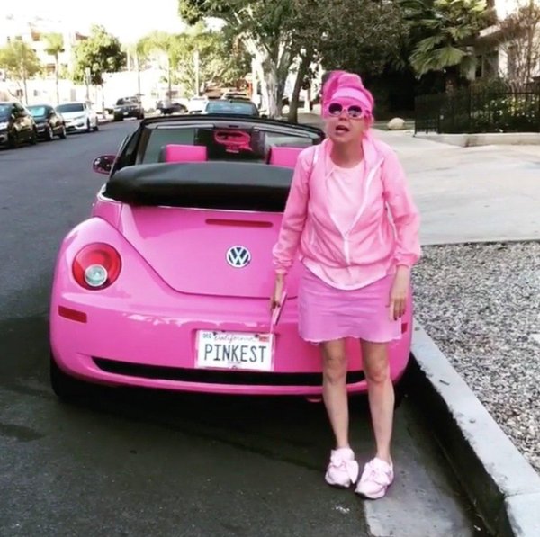 pink volkswagen beetle