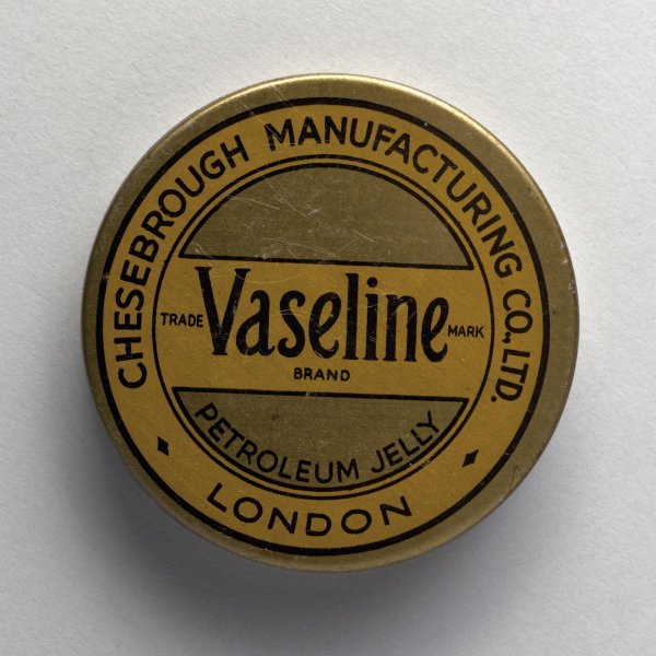 банка вазелина