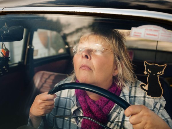 пожилая женщина в машине