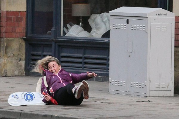 девочку сдувает ветром