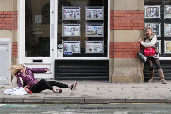 человека сдувает ветром