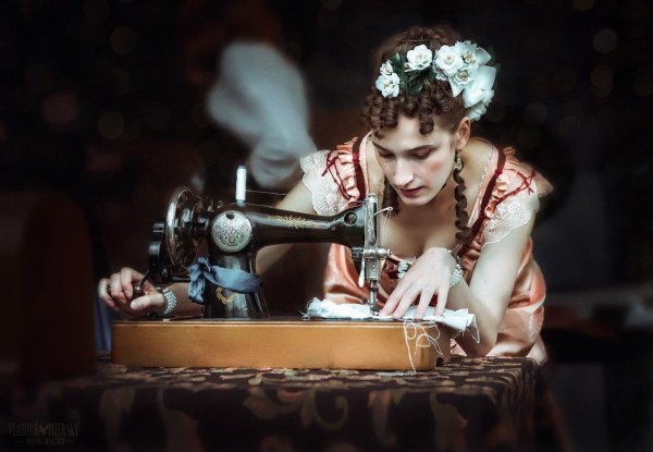 девушка за швейной машинкой