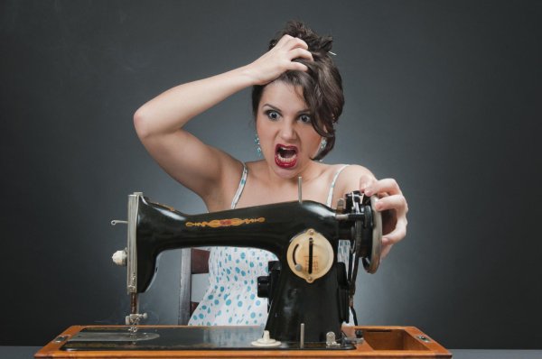 девушка швея