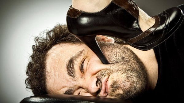 мужчина каблук