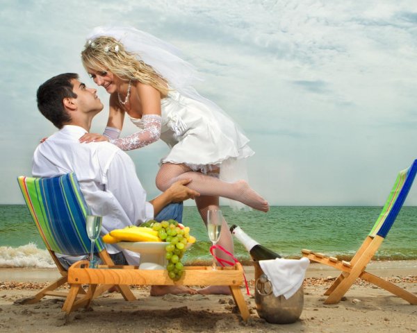 влюбленные на берегу моря