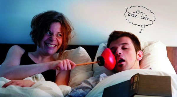 жена будит мужа