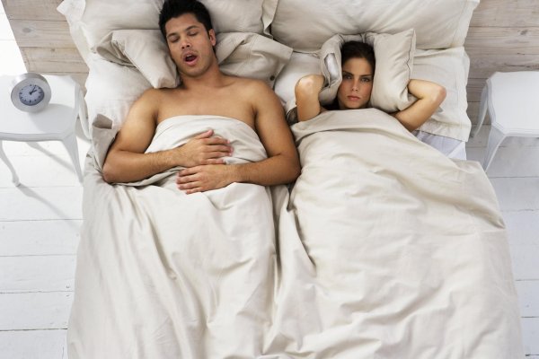 девушка храпит