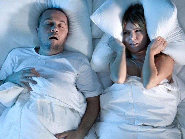 человек храпит