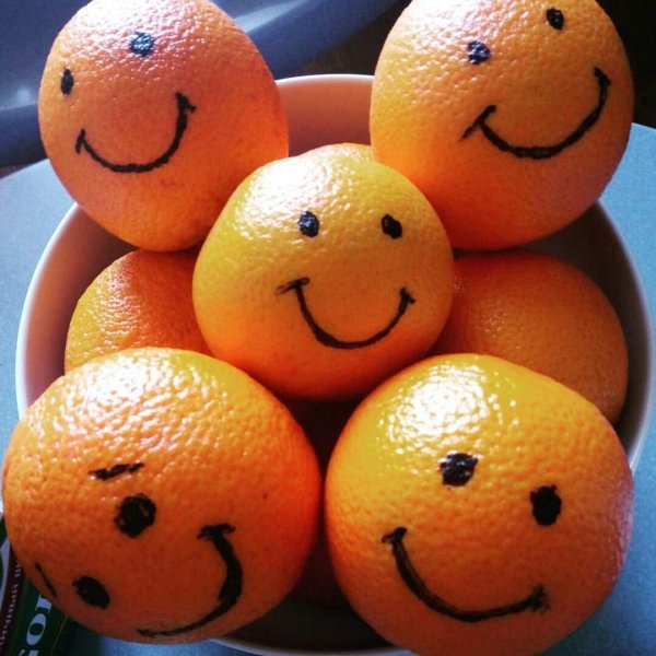 апельсин с улыбкой