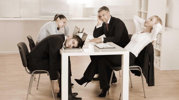 уставший офисный работник