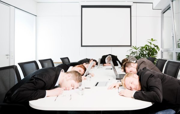 уставший сотрудник