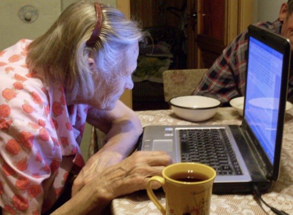 бабушка за компом