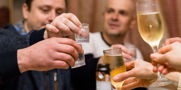 чокаться бокалами