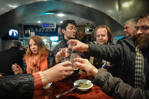 русские пьют водку