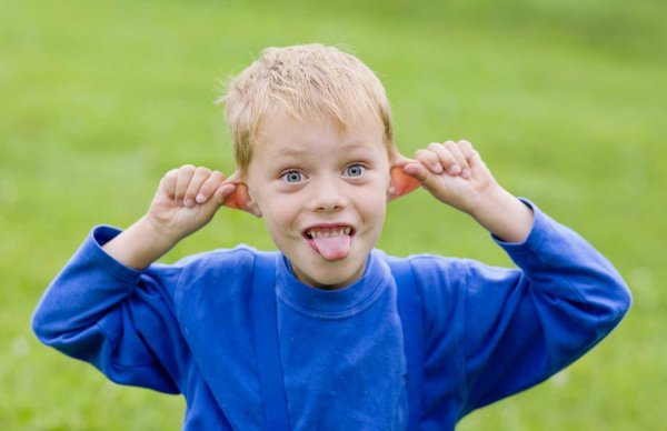 мальчик дразнится