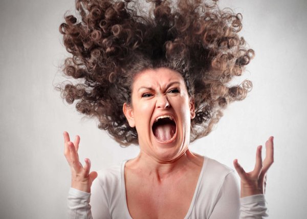 орущая женщина