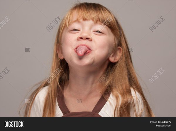 девочка показала язык