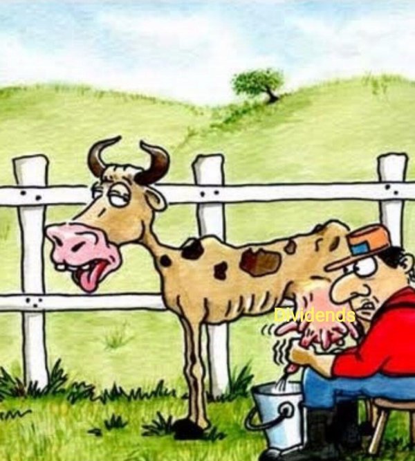 доит корову