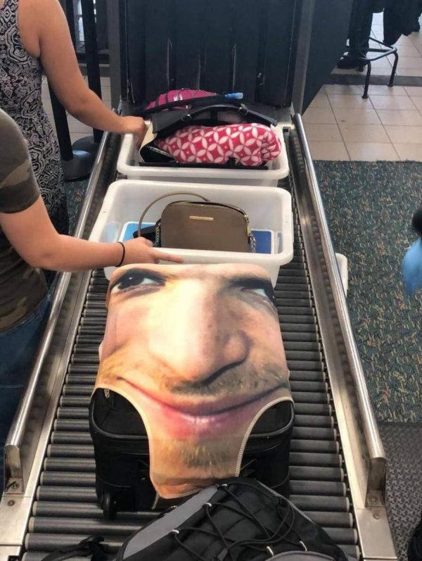 девушка в аэропорту