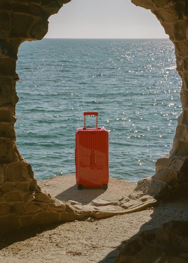 красный чемодан