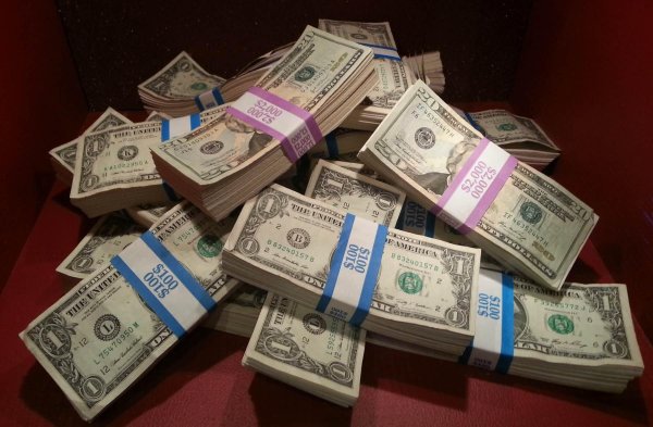 пачка долларов