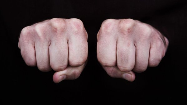 сжатые кулаки