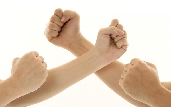 держать кулачки