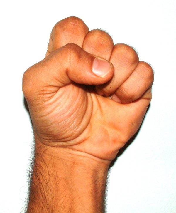 сжатые кулаки