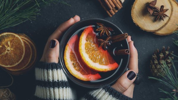 девушка с глинтвейном