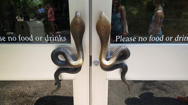 необычные дверные ручки