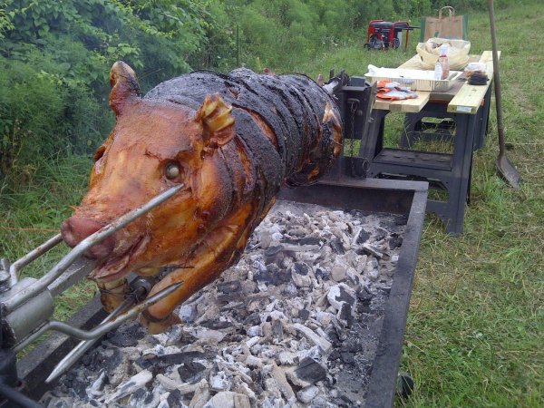поросёнок на вертеле целиком