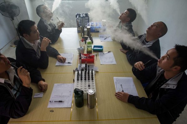 курят у офиса