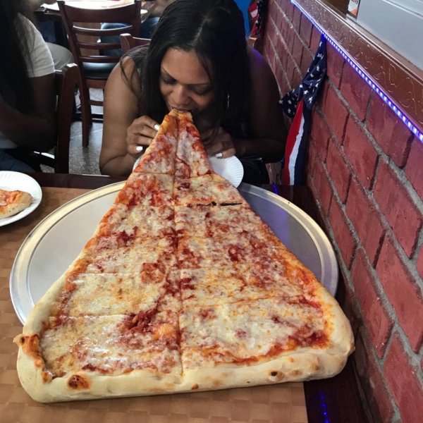 огромный кусок пиццы