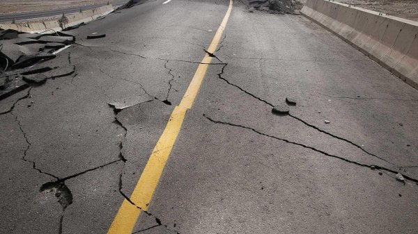 трещина на асфальте