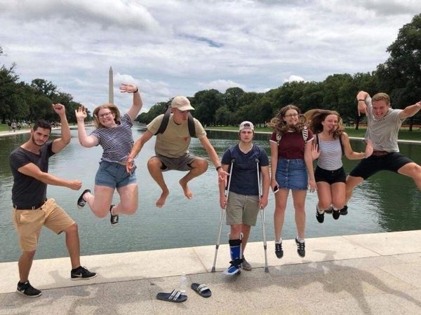 человек на костылях