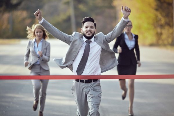 бизнесмен бежит